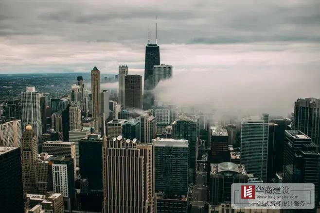 芝加哥市區(qū)屋頂上的一朵烏云