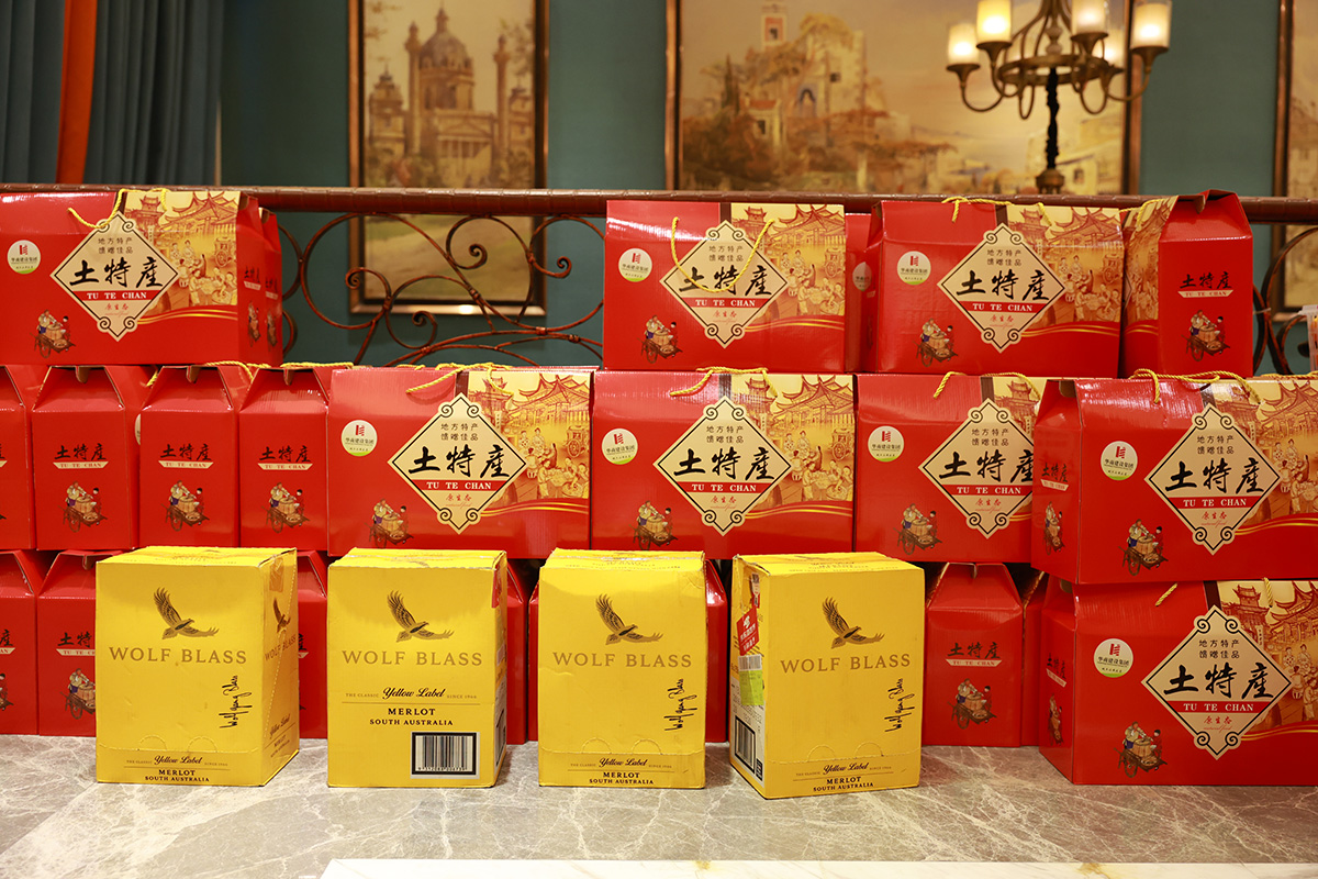 華商建設(shè)集團(tuán)辭舊迎新晚會，攜手同行，再創(chuàng)輝煌