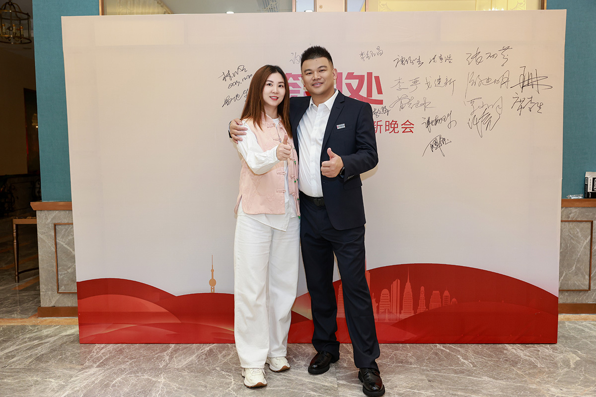 華商建設(shè)集團(tuán)辭舊迎新晚會，攜手同行，再創(chuàng)輝煌